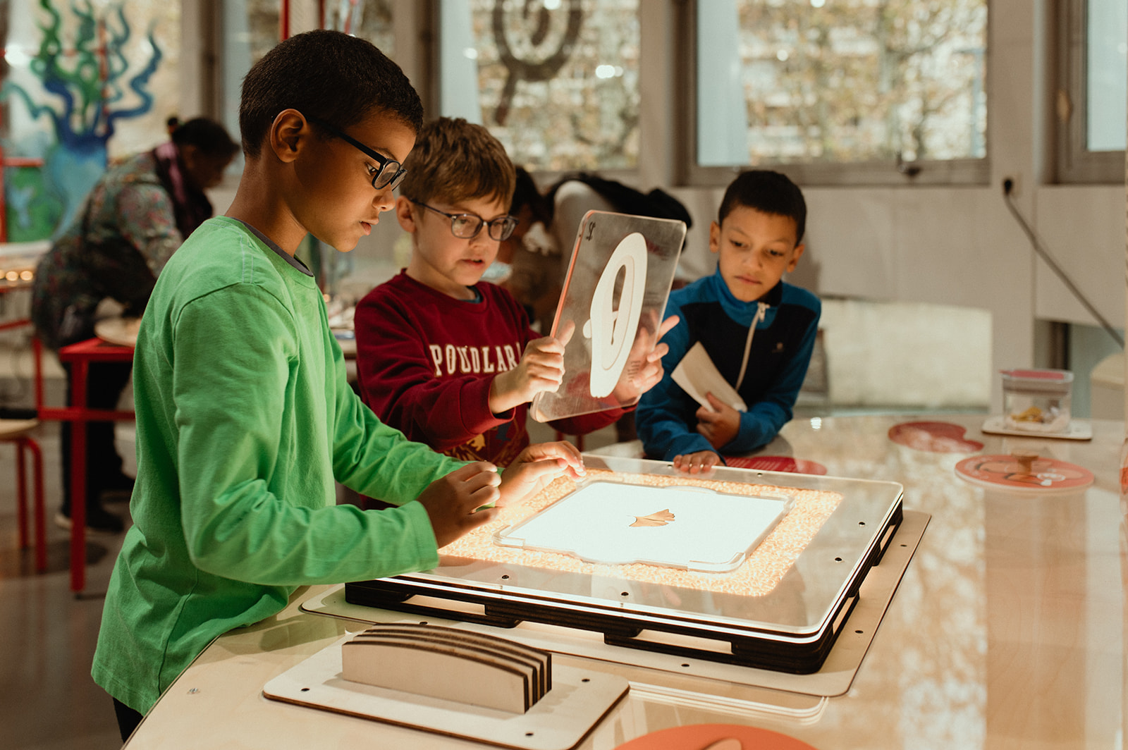Photo de 2 enfants lors d'une activité ludique de l'exposition graines